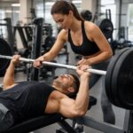 découvrez des conseils efficaces pour progresser au développé couché en toute sécurité, minimisant ainsi le risque de blessure grâce à des techniques appropriées et une bonne préparation.