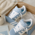 Baskets Adidas Campus bleu ciel sur un fond neutre