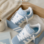 Baskets Adidas Campus bleu ciel sur un fond neutre