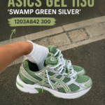 Baskets ASICS Gel 1130 'Swamp Green Silver' sur fond neutre