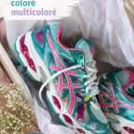 Une paire de chaussures de course Asics Gel Nimbus 16 multicolores sur fond blanc
