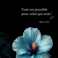 Image inspirante représentant une femme réfléchissant à ses ambitions, symbolisant le pouvoir de la foi.