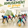 Groupe d'amis jouant à un jeu de société et partageant des rires lors d'une soirée