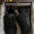 Nike React V2 en couleur stylée sur un fond neutre.