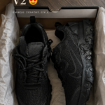Nike React V2 en couleur stylée sur un fond neutre.