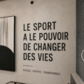 Femme souriante pratiquant le yoga en pleine nature, symbolisant le changement positif grâce au sport