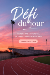 Une femme souriante réalisant un défi quotidien