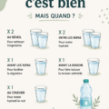 Bouteille d'eau au bord d'une table avec des fruits frais et des herbes, symbole d'hydratation saine.