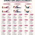 Femme souriante prêtant à relever un défi fitness dans un cadre extérieur