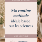 Femme souriante pratiquant une routine matinale relaxante avec du thé et un livre.