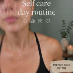 Femme détendue lors d'une routine de self-care avec bougies et soins du visage.