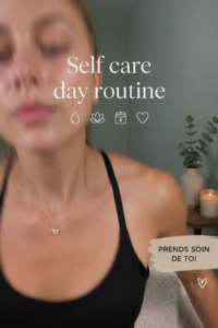 Femme détendue lors d'une routine de self-care avec bougies et soins du visage.