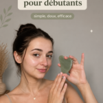 Femme utilisant un outil gua sha sur son visage.