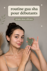Femme utilisant un outil gua sha sur son visage.