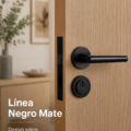 Un intérieur décoré avec des éléments en Ligne Noir Mat, créant une ambiance élégante.