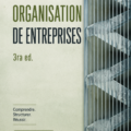 Une femme d'affaires organisant son bureau avec un sourire, représentant une bonne organisation en entreprise