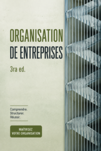 Une femme d'affaires organisant son bureau avec un sourire, représentant une bonne organisation en entreprise