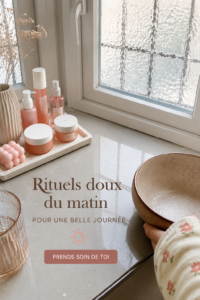 Femme pratiquant une routine matinale relaxante au bord d'une fenêtre avec une tasse de thé