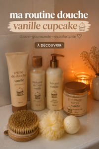 Une belle assiette de cupcakes à la vanille décorés de crème