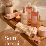 Une femme se détend dans un coin cosy de sa maison avec une tasse de thé, symbolisant le self-care.