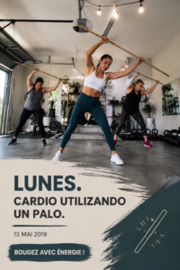 Exercices cardio avec un bâton en plein air