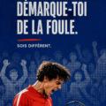 Femme en tenue de sport se démarquant dans un parc lors d'un entraînement au lever du soleil.