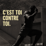 Une femme s'entraîne, déterminée à se surpasser dans son défi personnel de fitness.