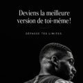 Femme souriante pendant une séance de sport à domicile, représentant la meilleure version d'elle-même