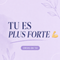 Femme s'entraînant avec des poids, souriante et déterminée à renforcer sa force.
