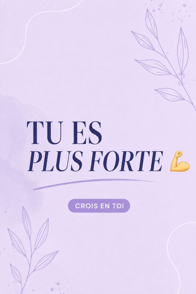 Femme s'entraînant avec des poids, souriante et déterminée à renforcer sa force.