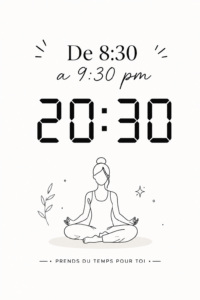 Femme qui s'entraîne le soir, de 20h30 à 21h30, sur un tapis de yoga.