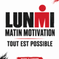Femme souriante en pleine course, fière de son parcours vers l'Ironman.