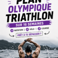 Femme courant lors d'un triathlon avec enthousiasme