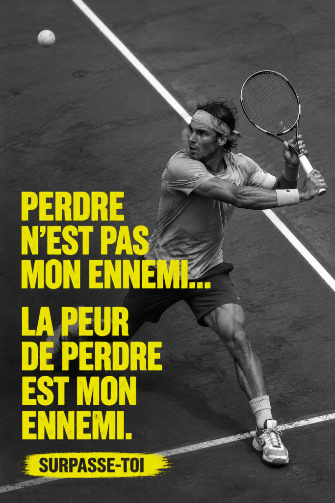 Rafael Nadal tenant une raquette de tennis pendant un match, symboles de détermination et de bravoure face à la peur