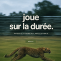 Femme pratiquant le yoga en extérieur, symbole d'un entraînement durable et à long terme.