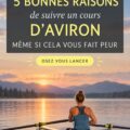 Une femme sur un rameur, souriante, découvrant le plaisir de cette activité sportive en salle.