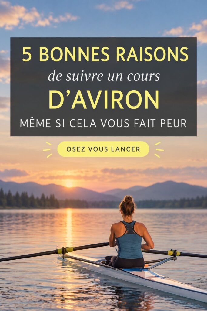 Une femme sur un rameur, souriante, découvrant le plaisir de cette activité sportive en salle.