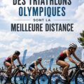 Femme souriante portant un maillot de triathlon sur la ligne de départ d'une compétition.