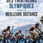 Femme souriante portant un maillot de triathlon sur la ligne de départ d'une compétition.