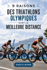 Femme souriante portant un maillot de triathlon sur la ligne de départ d'une compétition.
