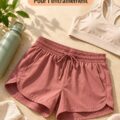 Femme portant des shorts de sport élégants et confortables pendant une séance d'entraînement